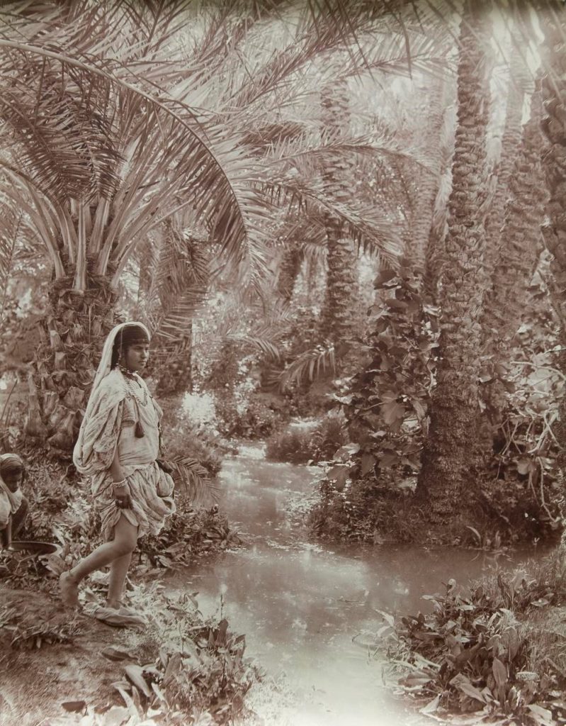 Jules Gervais-Courtellemont, Jeunes filles lavant le linge avec l’eau d’une oasis, 1900 © Photothèque de l’IMA, Paris