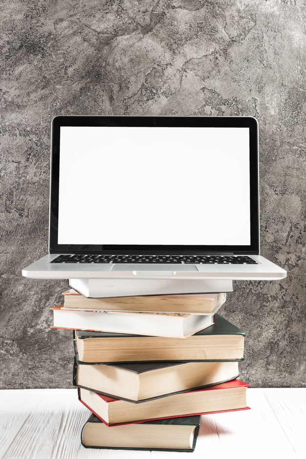 ordinateur-portable-ecran-blanc-pile-livres-vintage-table-contre-mur-beton_23-2148041826.jpg