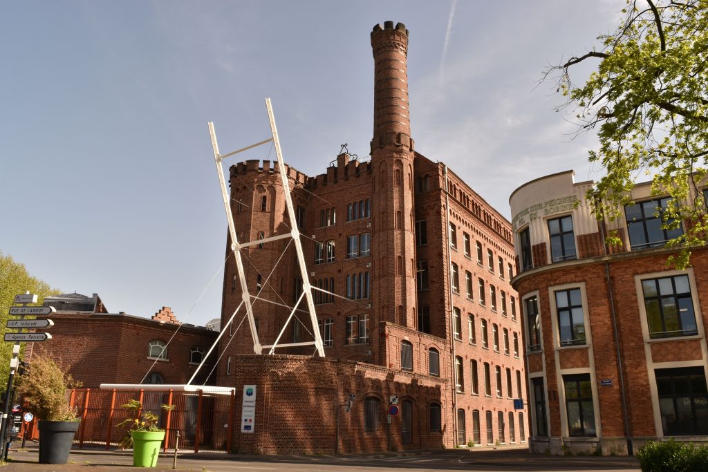 Les Archives nationales du monde du travail : entrée dite du « pont-levis ».