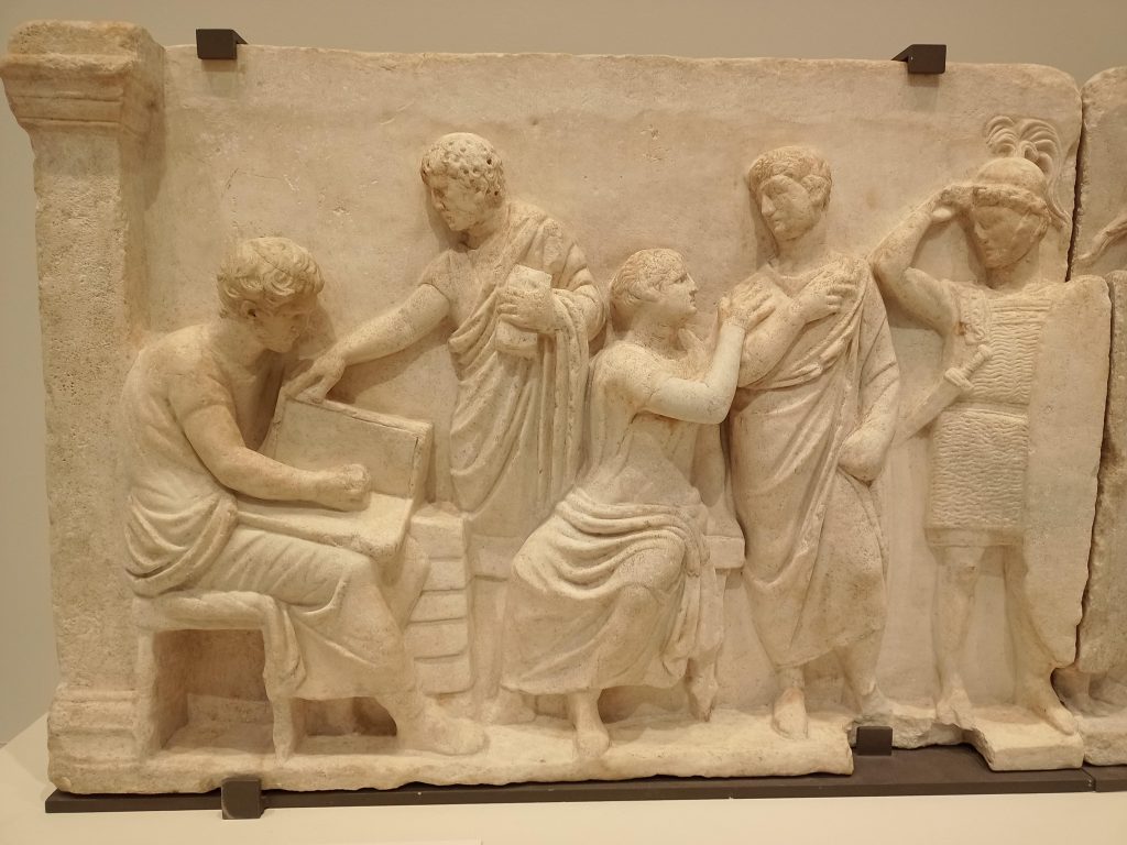 Illustration 1:Détails du relief dit «  de Domitius Ahenobarbus » (entre 150-100 av. n. è.)