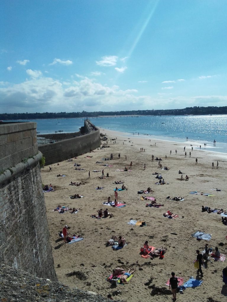 Figure 1 : « sous les murailles, la plage » (photographie Philippe Diest) La volonté de conserver les remparts lors de la reconstruction de Saint-Malo a permis d’éloigner les activités portuaires et sauvegarder ses plages sur lesquelles affluent les touristes attirés par ce paysage original (photographie Philippe Diest - DR.)